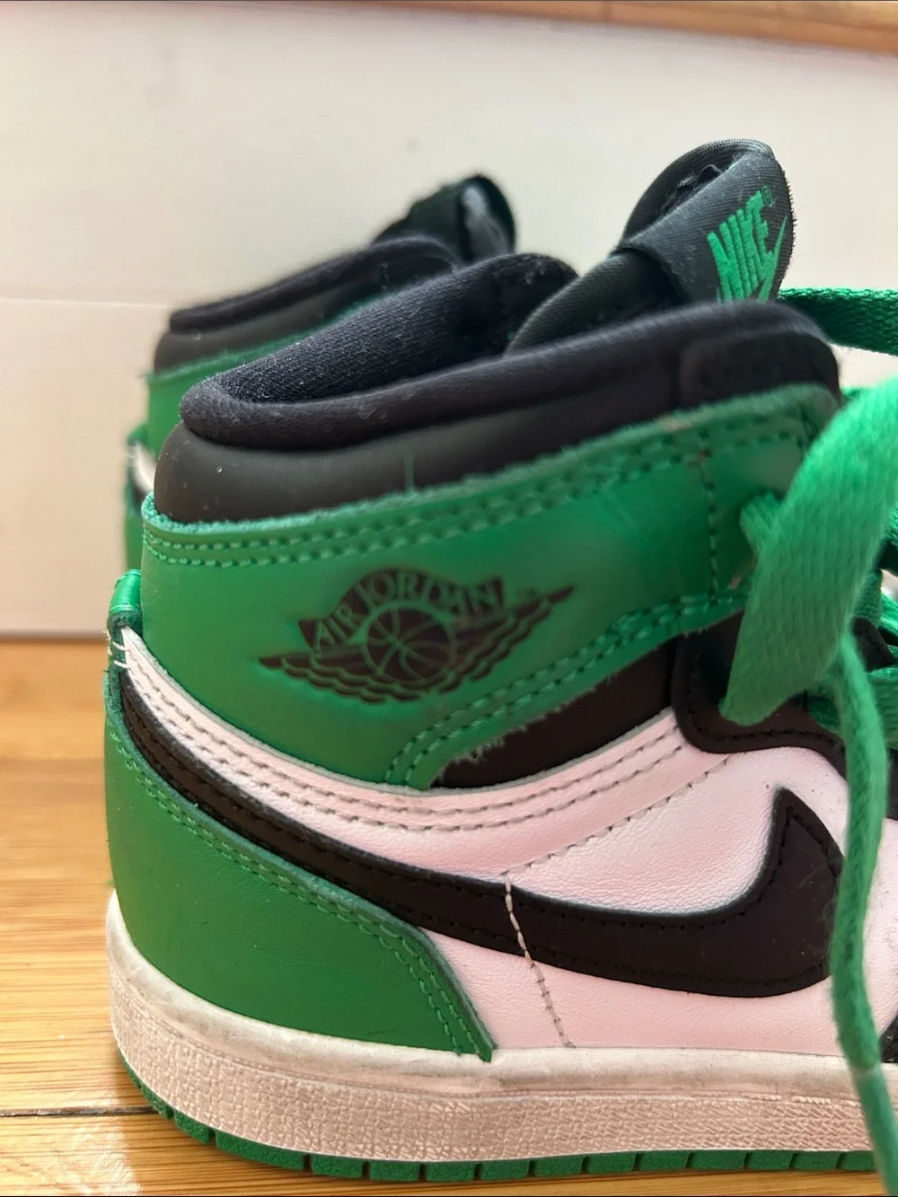 Jordan 1 Retro High OG Kids High-Top Sneakers in Black, White & Green